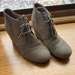 Toms Tan Ankle Boots with Wedge Heel and Lace-Up Design